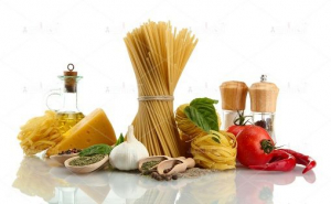 عکس با کیفیت ماکارونی  رشته ای همراه با سبزیجات با پس زمینه سفید